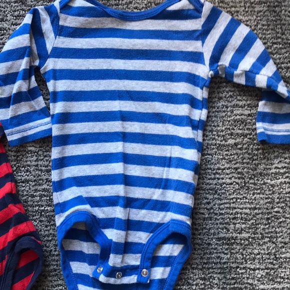 4 pack Carter’s long sleeve onesie. 12months - Picture 4 of 6